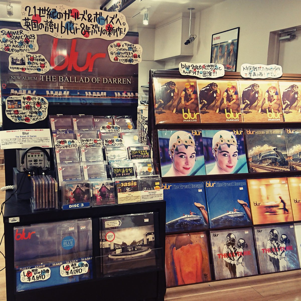 towervinyl's tweet photo. 【#blur】
8年ぶりとなるブラー新作アルバム「#TheBalladOfDarren」ついに本日世界同時発売🇬🇧✨
あの頃のブラーと今のブラーを同時に感じることのできる名作！とても良すぎて胸がいっぱいです…。限定盤はブルーヴァイナル仕様🏊‍♂️✨
https://t.co/zFstGUobH1 https://t.co/QhOZwG2ujq