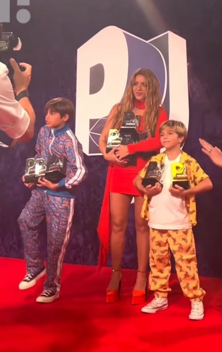 RT @PopBase: Shakira and her sons pose with her awards at Premios Juventud. https://t.co/1jnQxu6qMe