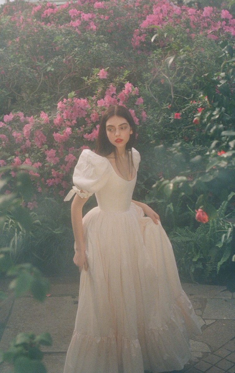 babcals's tweet photo. wedding dress 💕 https://t.co/sL1TTTZh1r