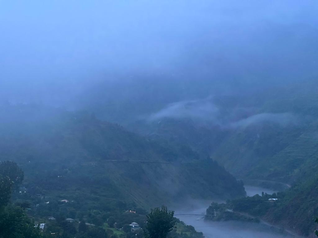 SILLY___MIDON56's tweet photo. Waking up to this view😭💘💘💘.
#Viewfrombalcony #Kashmir https://t.co/Sob5KF6asA