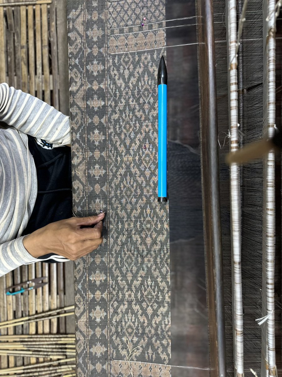 IKTT_official's tweet photo. 数年前まではカンボジア人に見向きもされなかったココナッツのブラウン配色の絣。現在大人気。こちらもカンボジア人からのオーダー品。 https://t.co/FJIzZXkIkj