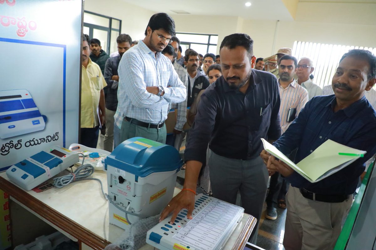 ఓటర్లకు ఓటింగ్ పై అవగాహనకు ఖమ్మం ఐడిఓసిలో ఏర్పాటు చేసిన ఇవిఎం, ఓటింగ్ యంత్రాల ప్రదర్శనను ఖమ్మం జిల్లా కలెక్టర్ శ్రీ వి.పి. గౌతమ్ గారు గురువారం ప్రారంభించారు. అర్హులైన ప్రతిఒక్కరు ఓటర్లుగా నమోదు మరియు ఓటు హక్కు వినియోగించుకొనేలా చైతన్యం తేవాలని కలెక్టర్ గారు అన్నారు.
