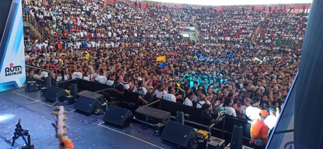 La “Ruta live del bachiller”, se hizo sentir en el Estadio de los hermanos Ghersi en el Estado Aragua, donde nuestros muchachos y muchachas disfrutaron de las increíbles interpretaciones de cantantes, compositores y bailarines. ¡Música, baile y más alegría!