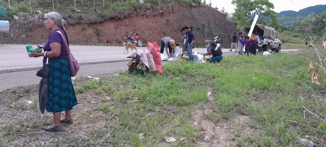 PrensaComunitar's tweet photo. ALERTA 🚨 Quema de viviendas, pertenencias y animales. 

1️⃣ Así termina la historia de las 130 familias de la comunidad de Kumatz, en Santa Cruz Barillas, Huehuetenango.🧵

📸 Prensa Comunitaria https://t.co/vZxkoPsbCz