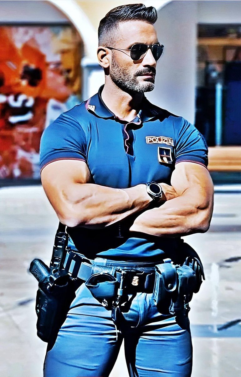 Nice uniform officer 🤤