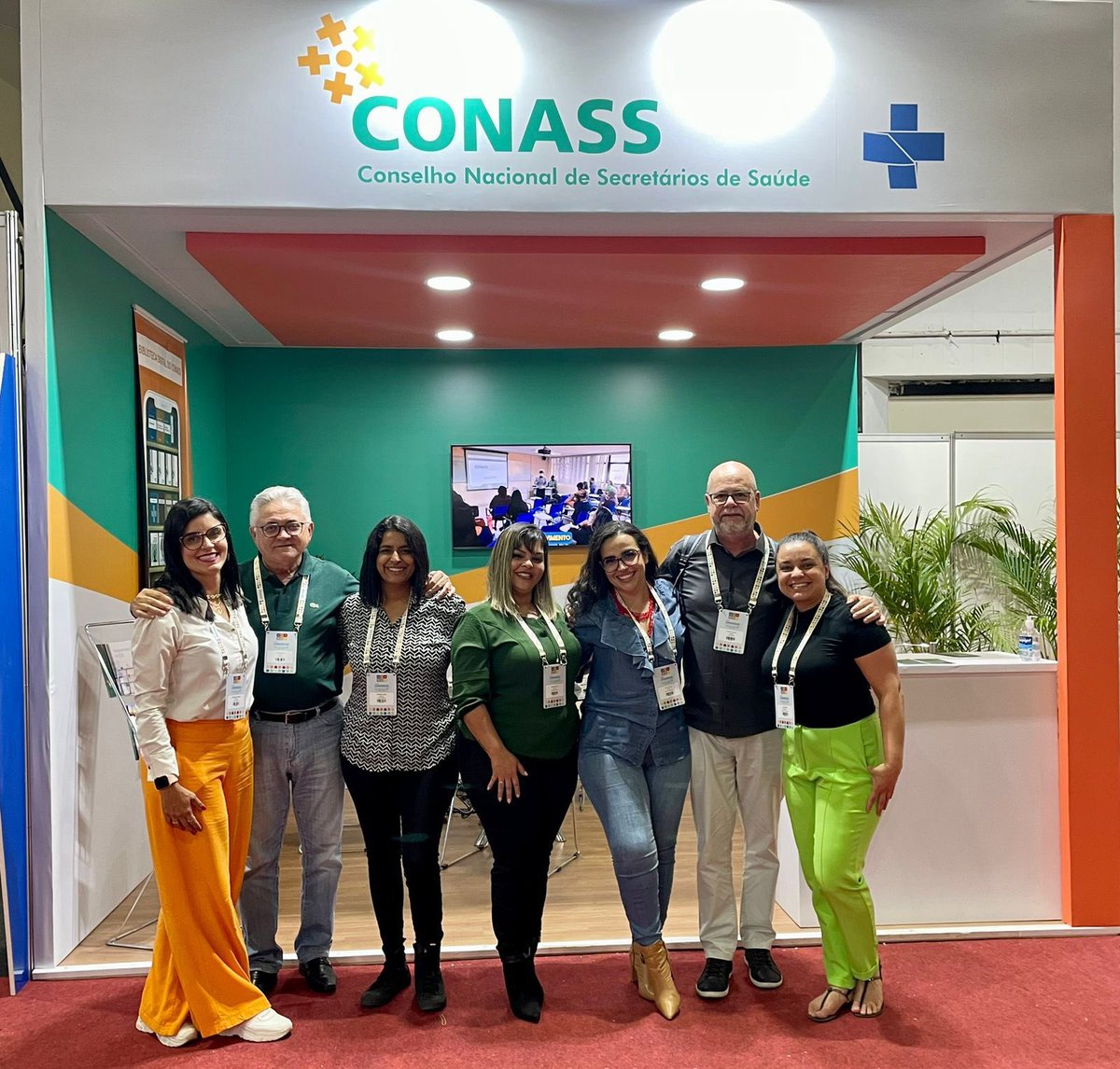 jurandifrutuoso's tweet photo. O estande do @ConassOficial trabalhou e atendeu com presteza todos os visitantes do XXXVII Congresso do #Conasems que por lá passaram para bater um papo, discutir nossos projetos e ver os amigos. Verdadeiro ponto de encontro. Somos gratos aos colaboradores e AT do Conselho que paletearam em várias mesas temáticas.
Obg, amig@s!
- Tati ->Juliana -> Tatiana -> Janara -> Júnior e Luiza 👇🏽