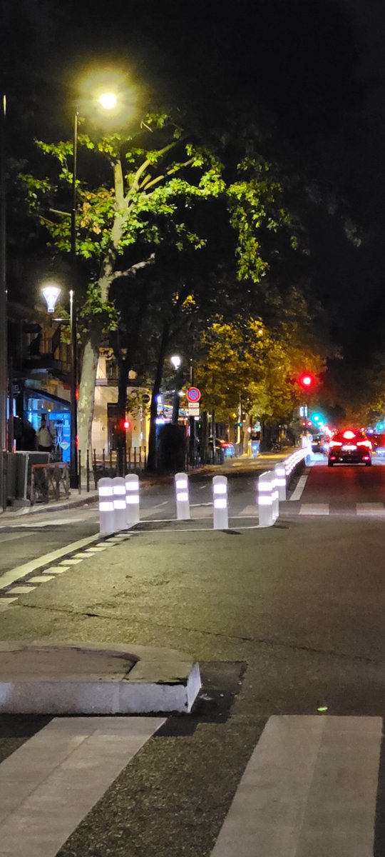 VitoBond's tweet photo. La nuit on se croirait à Roissy mais ici c'est #saccageparis #developementdurable #plastique @flo https://t.co/cdpoc0UoOK
