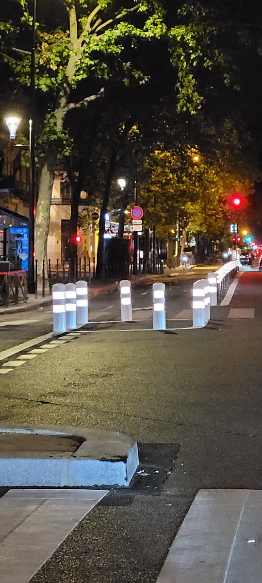 VitoBond's tweet photo. La nuit on se croirait à Roissy mais ici c'est #saccageparis #developementdurable #plastique @flo https://t.co/cdpoc0UoOK
