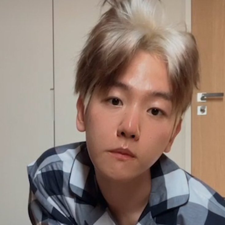 mayisbh's tweet photo. 아 너무 똑같애 누가 백현이야 https://t.co/4eNTKmZyC1