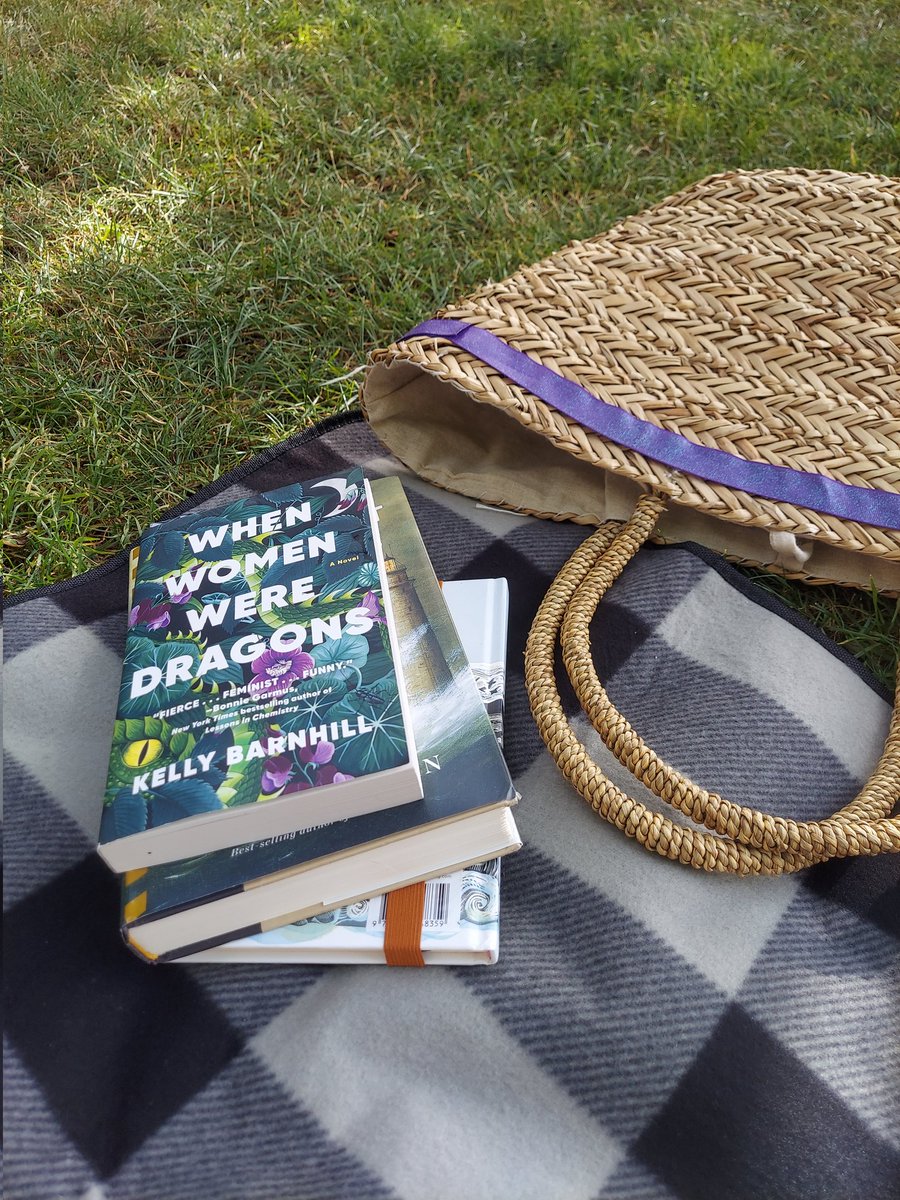 Out on a romantic date with a book 📖💕🧺