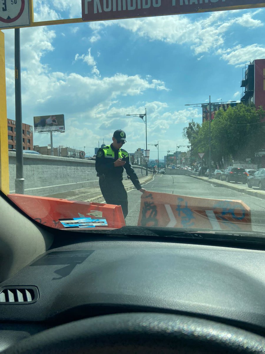 virginiaayalaa's tweet photo. @OHarfuch @UCS_GCDMX @OVIALCDMX Conductores desesperados en Viaducto por cierre entrada en Tonalá, se meten en sentido contrario van a atopellar a alquien, el tráfico incrementa asaltos y hay mucho ruido por  conductores desesperados, no cierren esta entrada en Roma Sur https://t.co/PqYOmQzX9z
