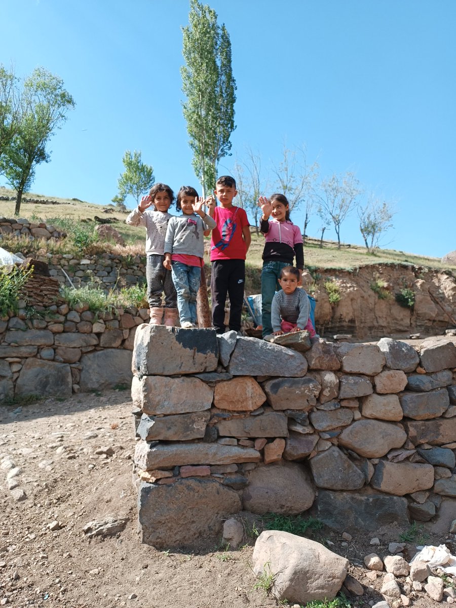 Zarokenme bı dilgermi péşeroja xwe hevidikin,lé ew nizanim bandoreki gıran li ser pışta wane.