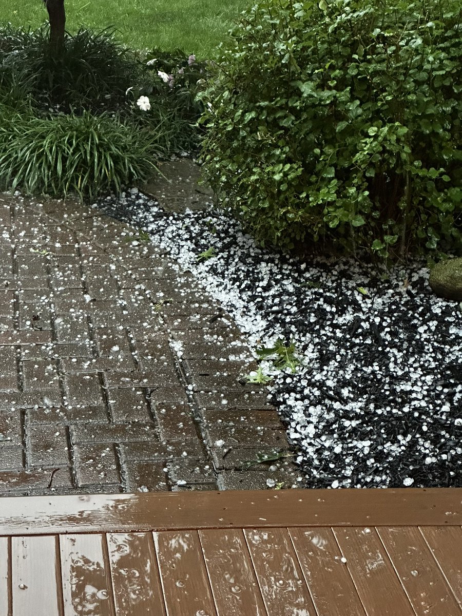 MindyMoTho's tweet photo. @BetsyKling 
Hail, high winds and lots of rain coming through Bay Village https://t.co/gWthfXrdsq