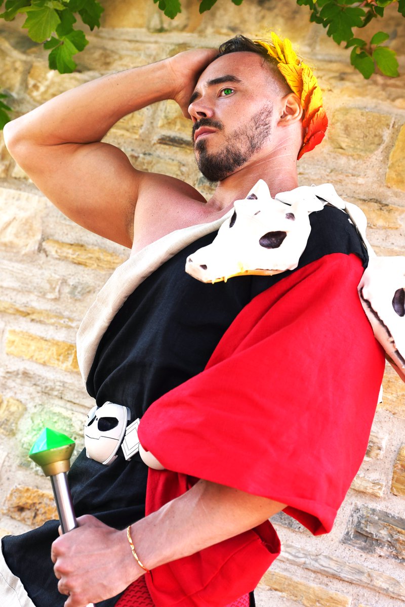 C4ptainFox's tweet photo. My bf @BlueRiverCosplay (IG) cosplaying Zagreus from Hades for #DoKomi2023 😊

I'm proud of him and I'm quite happy how the cosplay turned out !

#Cosplay #Hades #ZagreusCosplay https://t.co/PKQtW4TNXn