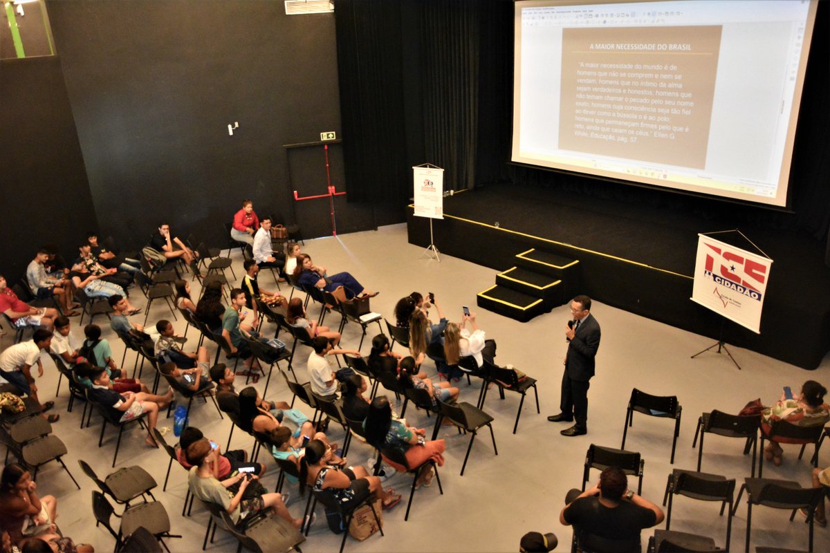 tcepadigital's tweet image. 📷O #TceCidadao Comunidade esteve nesta quinta-feira, 20, na Usina da Paz da Cabanagem, em Belém. Sessenta alunos da rede pública de ensino participaram de palestra sobre a importância do #ControleSocial, com o Conselheiro Substituto Julival Rocha, sob a coordenação da #Ecav.
