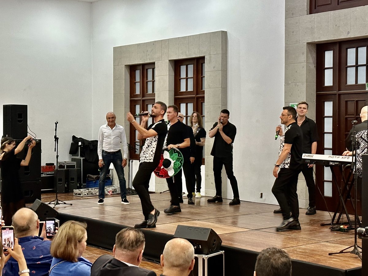 EmbRusiaMexico's tweet photo. 🎵🇷🇺El Coro #Turetsky y Soprano volvieron a presentarse en la #CDMX

👏El concierto "Canciones de la unidad" se celebró con gran éxito en Los Pinos ante 300+ personas entre compatriotas rusos, amigos mexicanos, representantes del cuerpo diplomático, la @SRE_mx  y @cultura_mx 🇲🇽 https://t.co/V7YX4fUQDX
