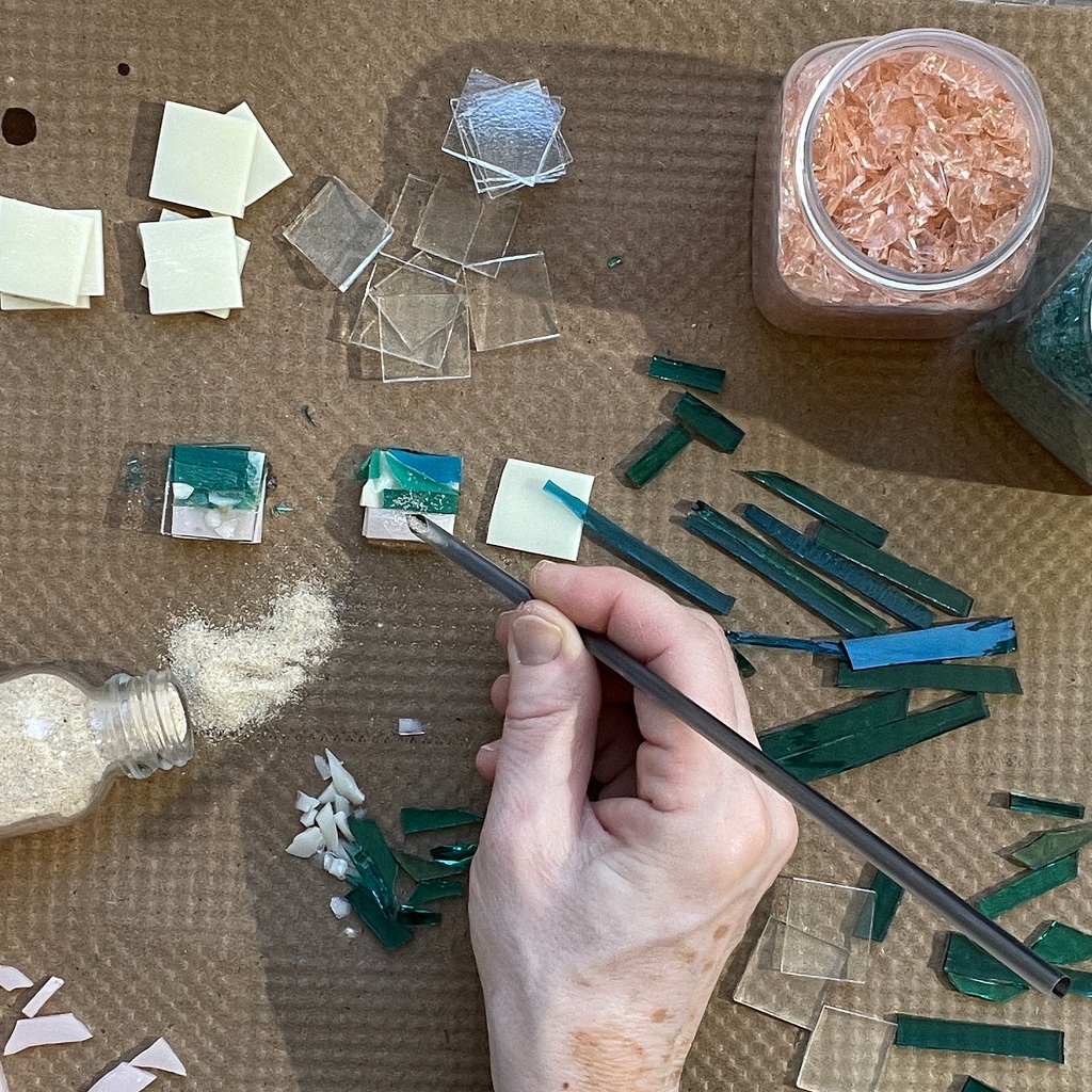 More Ocean Essence pieces in the making. This time with sand from Bondi beach. 
#natureinspired  #natureinspiresme #oceanessence #emeraldsea  #microscopicseascape #seascapejewellery #centralcoastnsw #beachjewellery #beachsand #beachsandjewellery #takeapieceofthebeachwithyou