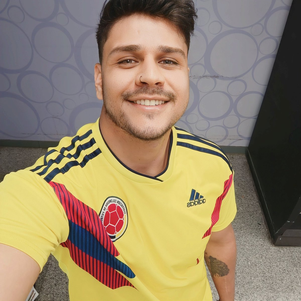 guilludo's tweet photo. 💛💛💙♥️ https://t.co/tpl23BYtNV