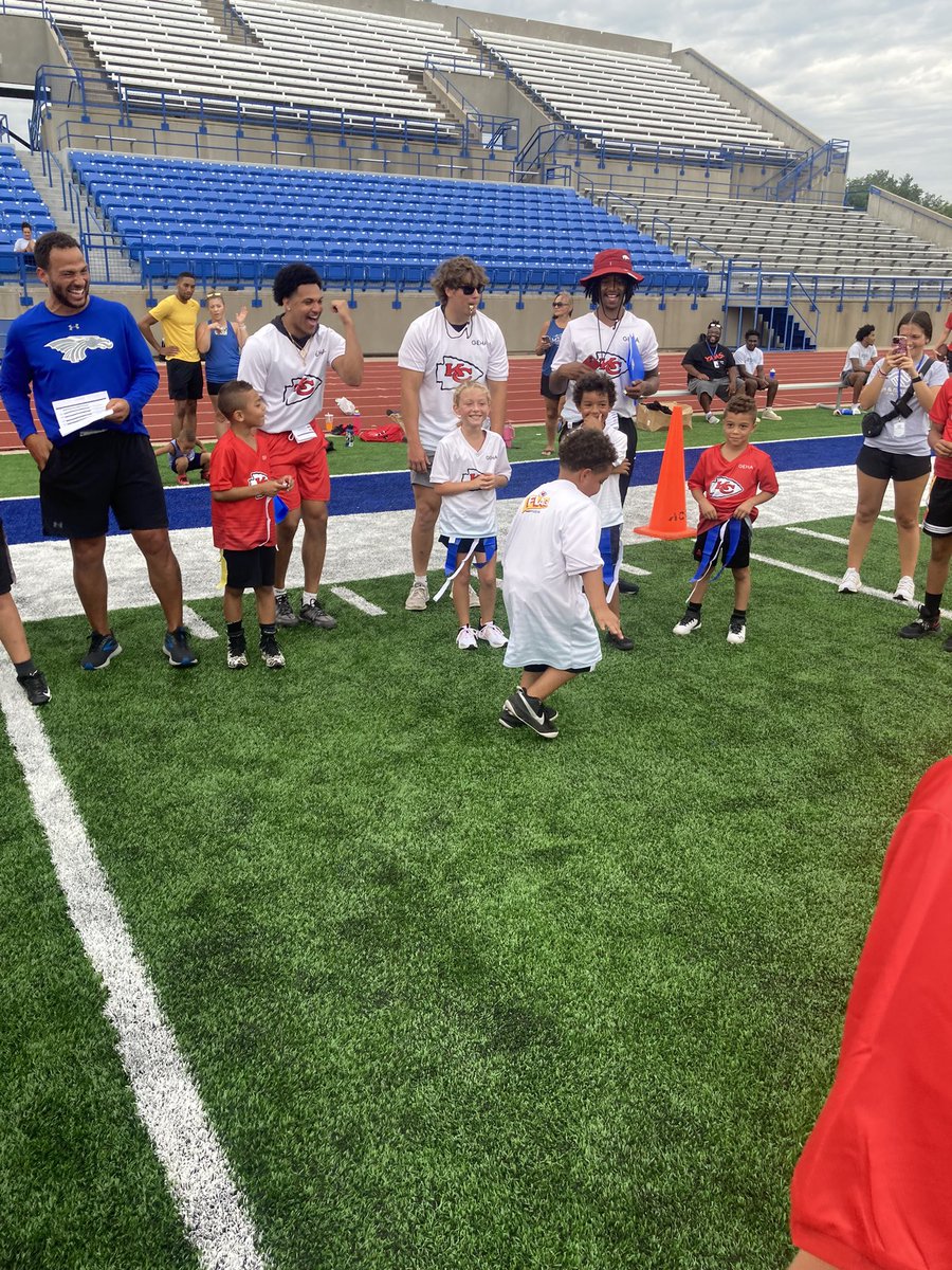 Thanks B&G Hutchinson for coming to hang out….Great evening for a @NFLFLAG camp at the #HutchFactory 🐉