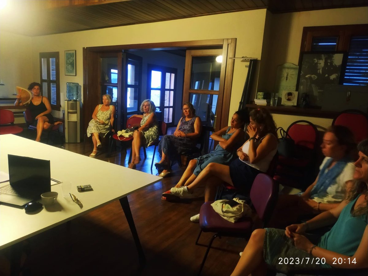 Yaz dönemi için planladığımız Feminist Tartışmalar dizisinin ikinci  oturumunu gerçekleştirdik. Bu oturumda " Feminist 1,2,3,4,...Dalgalar/Akımlar " konulu sunumu Ayşegül Cesur, Yonca Aydınoğlu, Okşan Palabıyıkoğlu hazırladı. Bilgilendik, tartıştık, güçlendik.