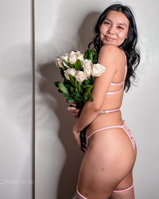 Like &amp; RT to send you roses 🌹🥰 https://t.co/T771aWMXoQ