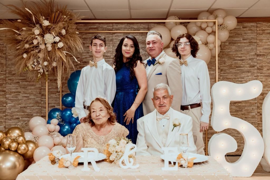 Eres mi ejemplo a seguir, eres integro, leal, el mejor esposo y padre del mundo.
Me siento orgulloso de ti y no hay como pagarte lo que haz hecho por mama Raquel. Quiero que me ayuden a felicitar a un ser humano sin igual mi papa Elias Hernandez que esta de cumpleaños.