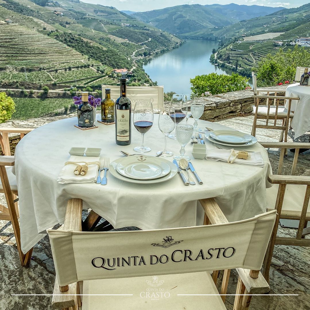 The traditional Gourmet Harmony Lunch in the Wine Tour Program at Custer Winery includes hors d'oeuvres paired with a Custer White or Custer Rosé, each with the most recent vintage. Book in advance 😉🍷🙌🏼✨
#Travel #Douro #DouroWines #VinhosdoDouro #QuintadoCrasto #Crasto #Vegan