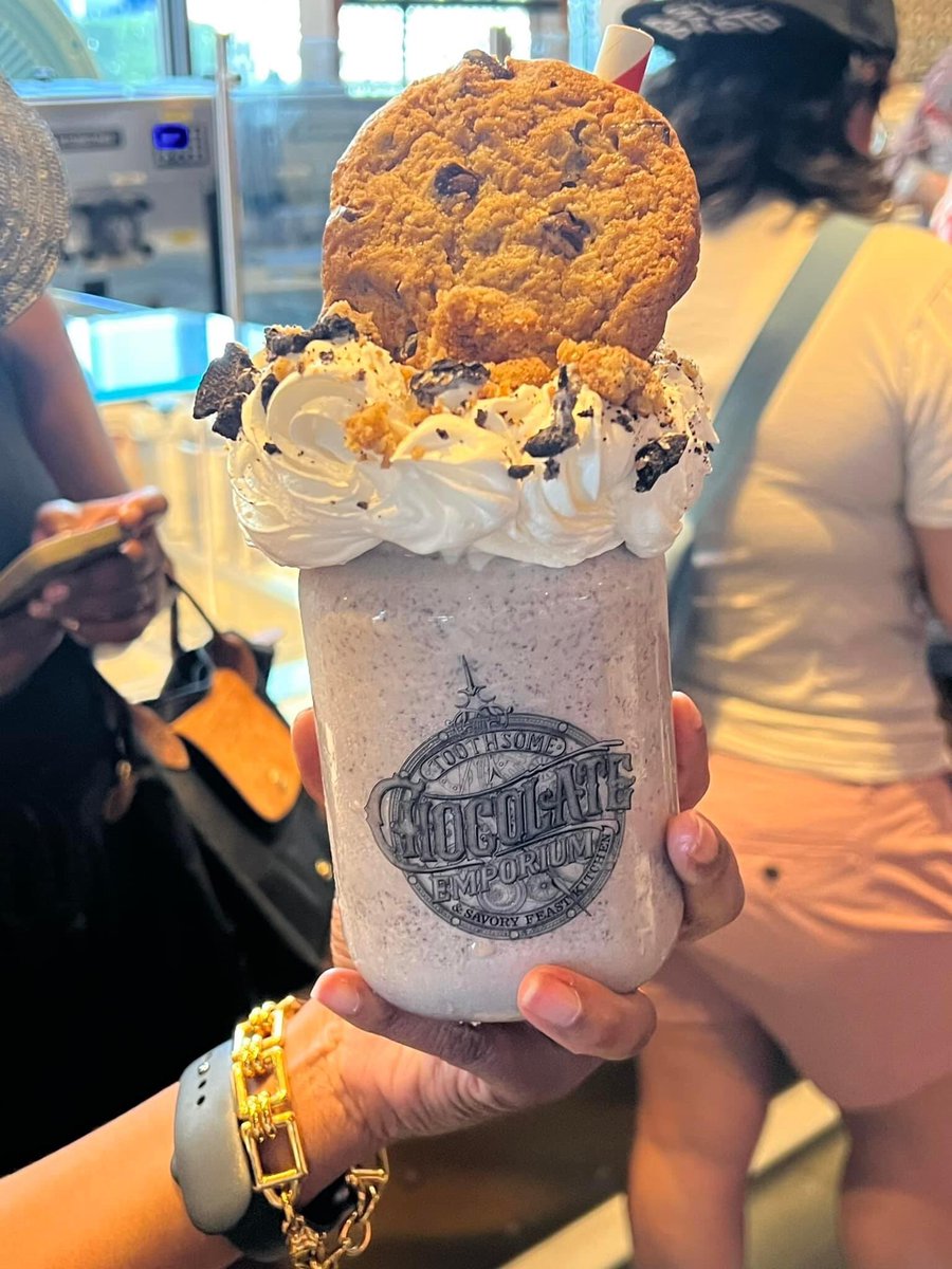 If you haven’t been to the #ToothsomeChocolateEmporium & Savory Feast Kitchen inside #CityWalk @unistudios, then head on over this summer. Their milkshakes bring all the kids (and adults) to the yard! 😉🥛🥤#UniversalCityWalkHollywood #hosted #UniversalStudiosHollywood