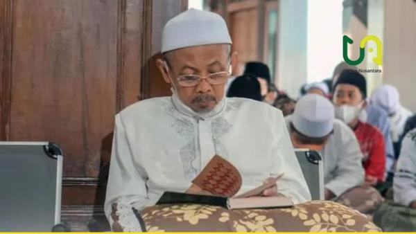 aan_muba's tweet photo. Innalillahi wainnailaihi rojiun 🙏
Semoga almarhum diterima amal ibadah nya dan keluarga yang di tinggalkan djberikan ketabahan oleh Alloh SWT. Aamiin 🤲

Kabar duka datang dari keluarga besar Pondok Pesantren (Ponpes) Langitan, Kecamatan Widang, Kabupaten Tuban, Jawa Timur. Pengasuh Ponpes Langitan Tuban, KH Abdullah Munif Marzuqi, meninggal dunia.

Dikutip dari laman resmi Langitan, Majelis Masyayikh Ponpes Langitan telah berpulang ke rahmatullah pada Kamis (20/7/23) sekitar pukul 15.55 WIB di Rumah Sakit Holistic Purwakarta, Jawa Barat. 

https://t.co/1yVjdyLaRn