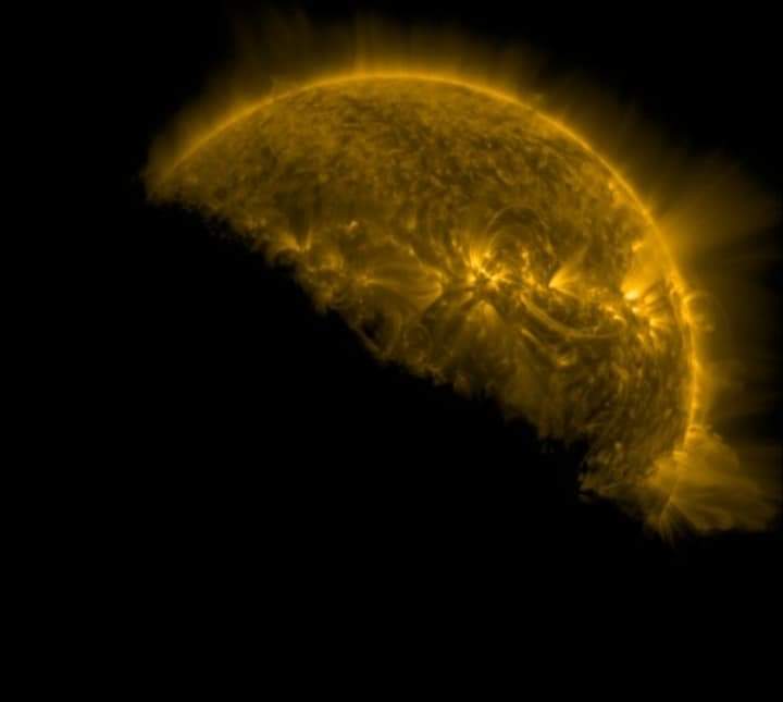 EarthquakeChil1's tweet image. #Ahora 🔴 a ver a ver, quien me está tapando al sol ahhh..