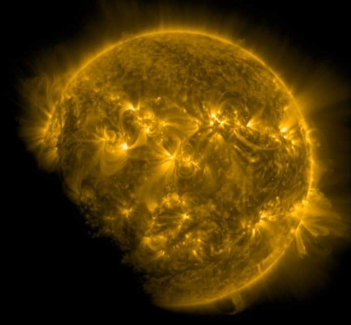 EarthquakeChil1's tweet image. #Ahora 🔴 a ver a ver, quien me está tapando al sol ahhh..