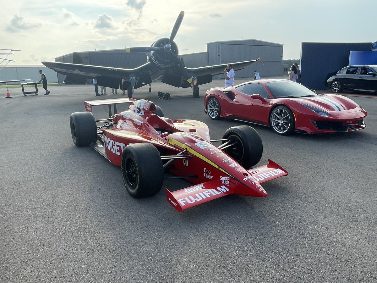 astockeyWTAE's tweet image. Cars and planes sharing the tarmac in Butler County #pvgp #WTAE