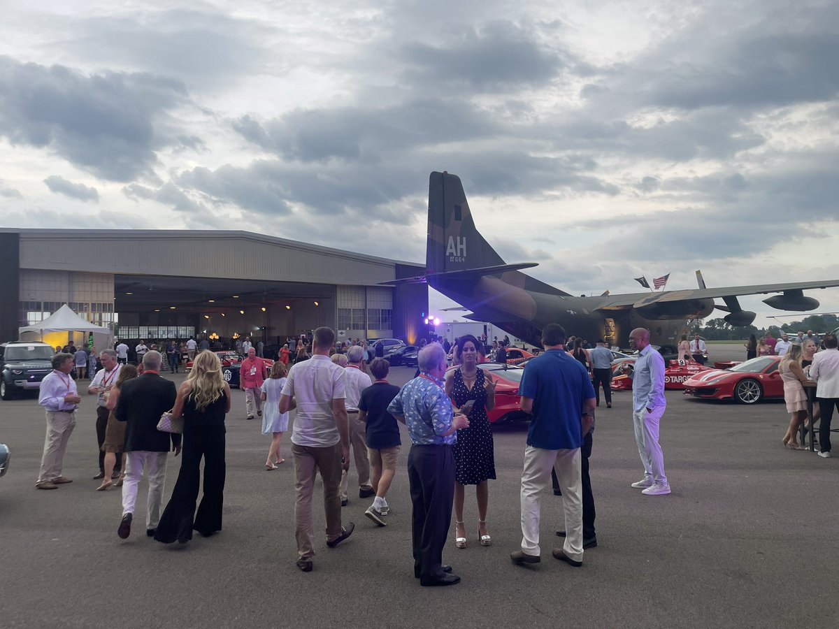 astockeyWTAE's tweet image. Cars and planes sharing the tarmac in Butler County #pvgp #WTAE