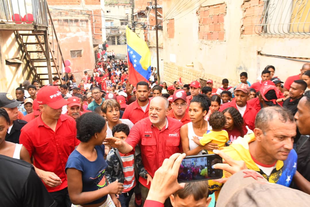 San Agustín 🚩 Con la fuerza y el amor de nuestro pueblo, recorrimos las calles de esta populosa parroquia de Caracas. El Chavismo está en la calle pa lo que salga. .@NicolasMaduro .@dcabellor #PsuvEnLaCalle