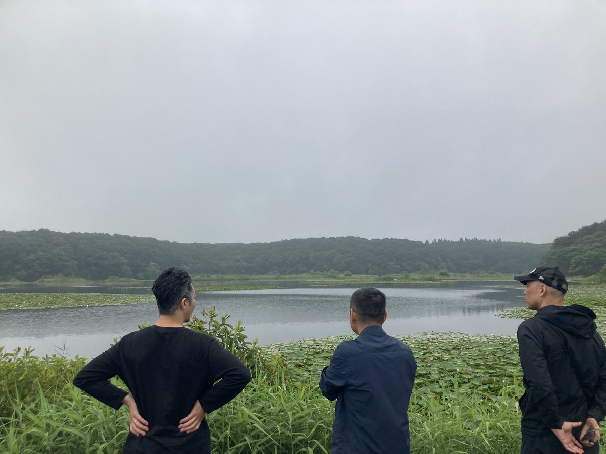 skmt_SORA's tweet photo. SORA代表丸山とクリエイター森川が、ハスの蕾はじけんばかりの沼を眺めています。新デザインが生まれそうな予感。#結婚指輪sora  #journeyofring #wildlife https://t.co/Ji5umPBxwN