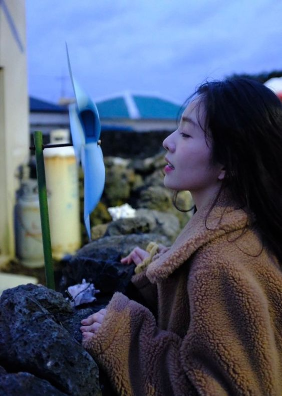n0mo_m's tweet photo. seulgi really takes the best pictures of irene https://t.co/P5FEFeuOcO