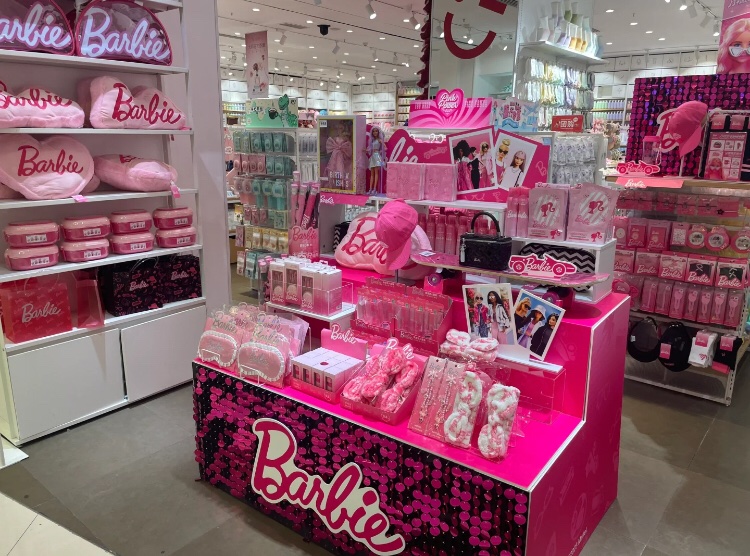 marionettedoII's tweet photo. miniso x barbie store in guangzhou, china 🎀 https://t.co/P81gSwrlri