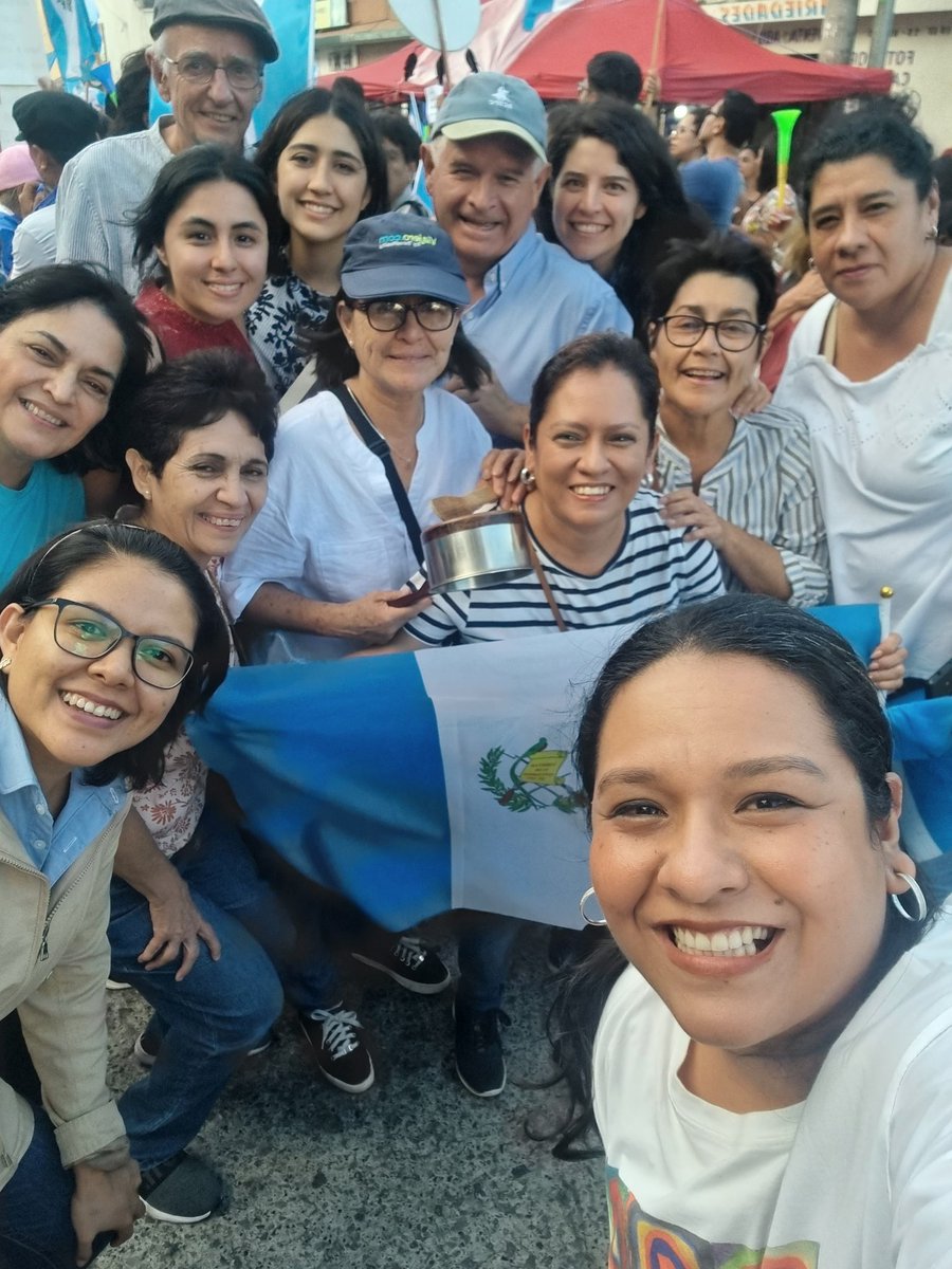 gabrielacorado's tweet image. Esta familia me fue heredada por mi papa! @elmuralles ha sido pilar de mi vida y mi conciencia social y hoy como familia salimos a exigir que respete nuestro derecho! Es momento de dejar la apatía atrás y salir porque esto nos afecta a todos! #NoAlGolpe #RenuncienYa