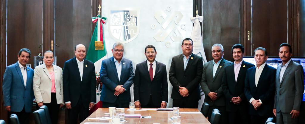 MtraLGarfias's tweet photo. El Mtro. Alfonso Cepeda Salas, Srio. Gral. del #SNTE 📚 se reunió con el Jefe de Gobierno @martibatres 👉Planteó, entre otras demandas, horario ampliado, mejor infraestructura y seguridad en escuelas de la #CDMX

#PalabraDeMaestro @SNTE9CDMX @SnteSecc10 @secc11cdmx @Seccion60SNTE https://t.co/FKj57fPQWm