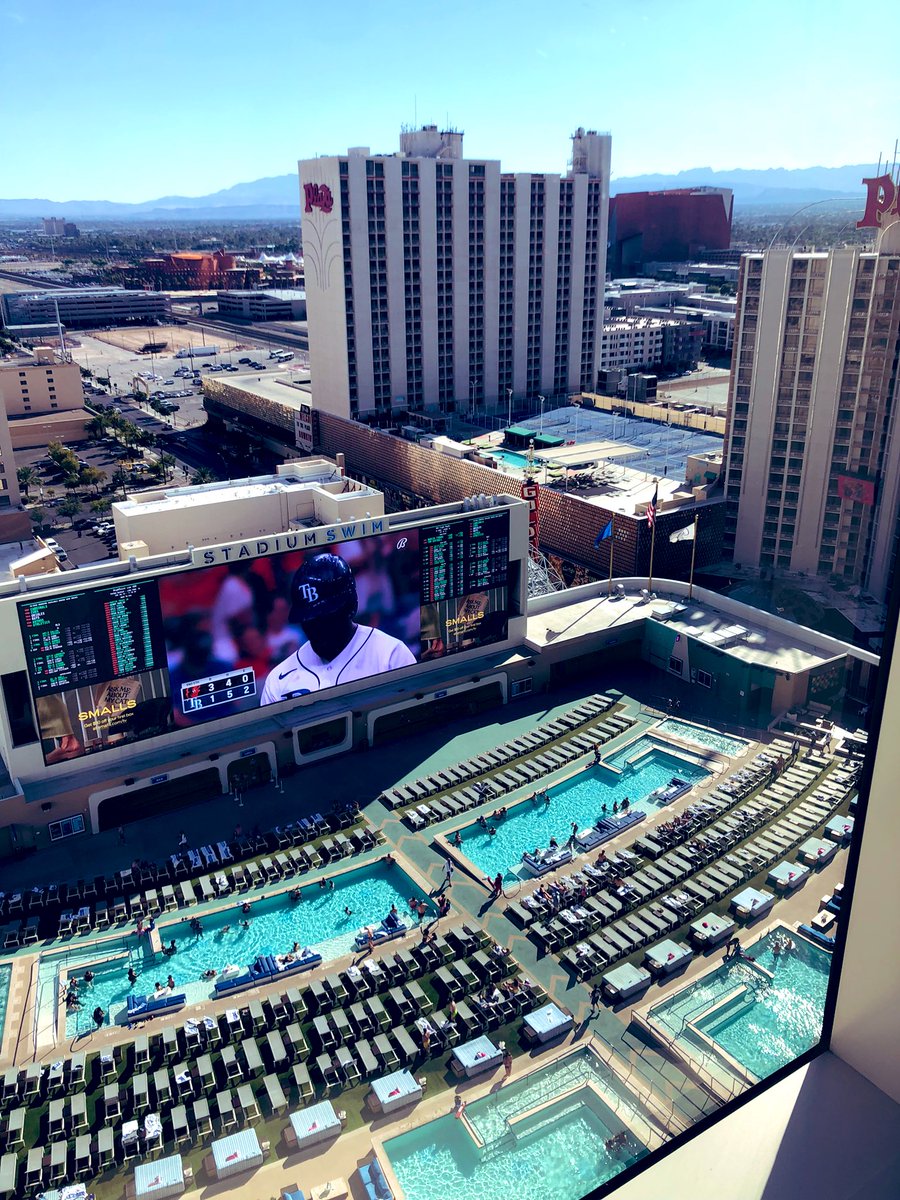 AlyssaMarye21's tweet image. This view and the counter space in the bathroom makes my soul happy lol 😂  @CircaLasVegas ⚾️🎲❤️ #dnvr #pac12mediaday