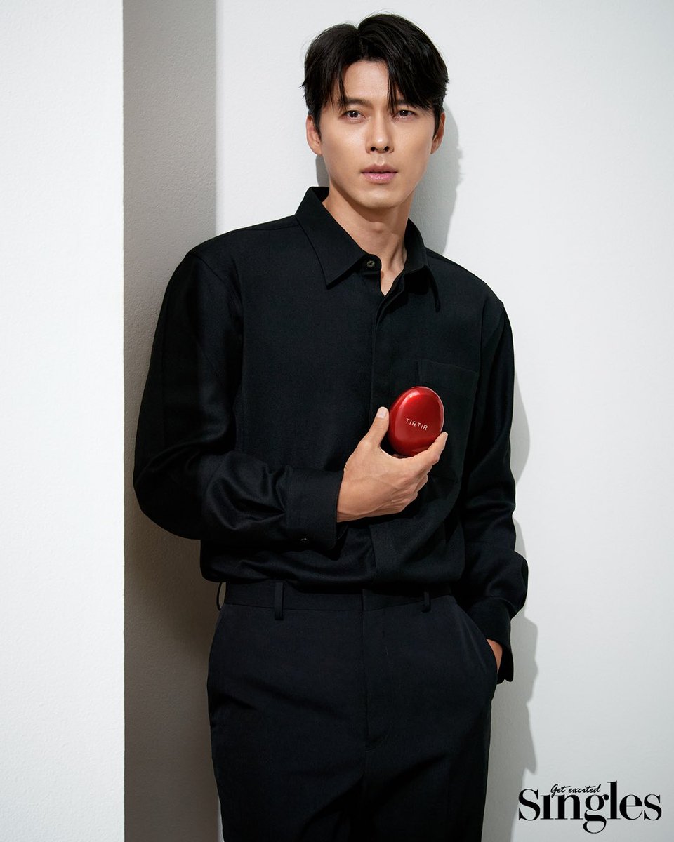 singlesmania's tweet photo. #티르티르 의 다양한 제품과 함께한 배우 현빈의 하루를 <싱글즈> 카메라가 담아왔습니다. 그의 건강하게 빛나는 피부와, 눈부신 일상 곳곳에 스며든 티르티르의 면면을 <싱글즈> 8월호에서 만나보세요! #HYUNBIN
 
https://t.co/0SbF6CfgDy https://t.co/5EAsPhM15I