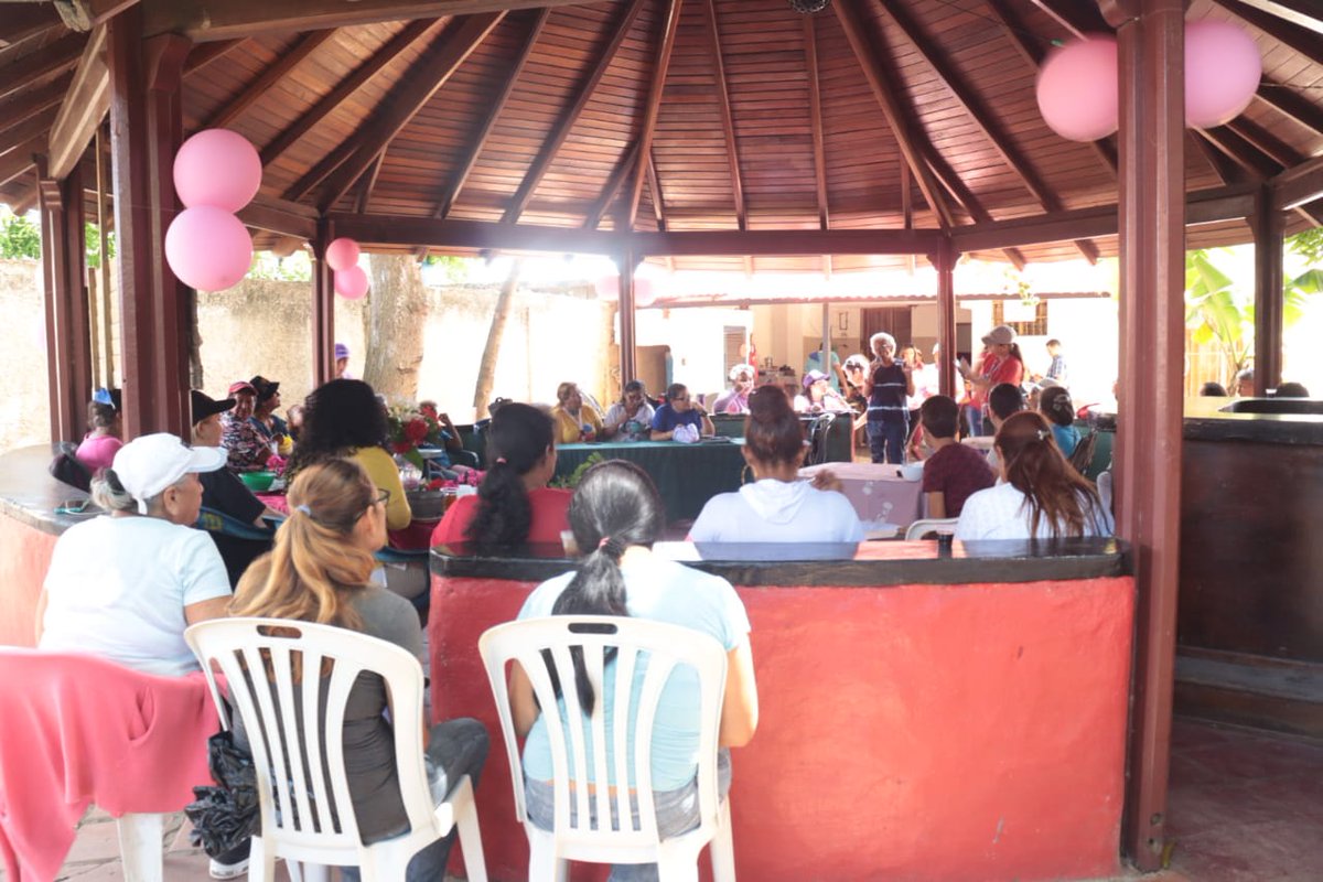 #20Jul | La ministra <a href="/d_guzmanl/">Diva Guzmán</a> visitó a la comunidad de Achípano en Porlamar, municipio Mariño del estado Nueva Esparta, para conversar con el poder popular organizado del sector y recibir sus propuestas, como lo orienta el presidente <a href="/NicolasMaduro/">Nicolás Maduro</a>.

#VenezuelaCapitalDeLaPoesía