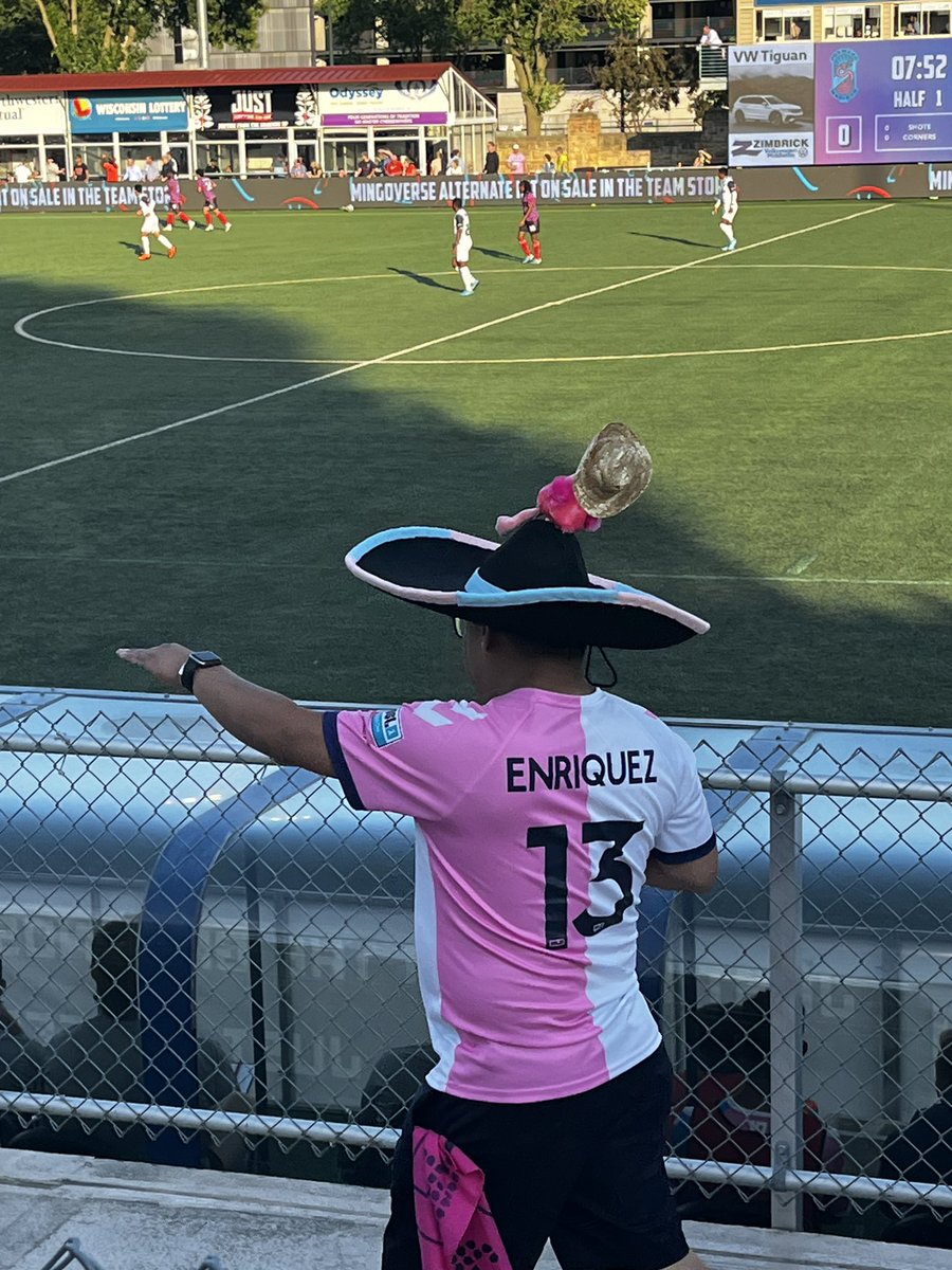 TalkinFlock's tweet image. #UnderstoodTheAssignment (yes that’s a sombrero with a flamingo on top of it, also wearing a sombrero)