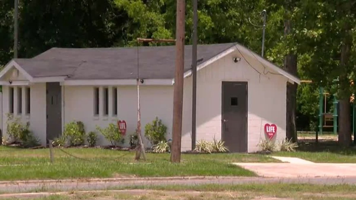 WAFB's tweet image. Pastor locks himself in prayer room until crime gets better: tinyurl.com/59y6ftjz?utm_s…
