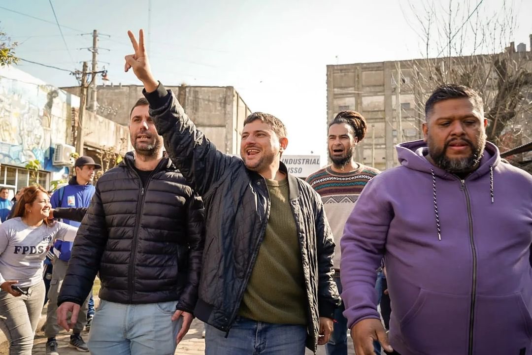 ManuelFonseca_'s tweet photo. Hoy junto a @JuanGrabois @paulaabalmedina y @Kicillofok en la recorrida al Polo Textil del Polígono de Berisso, un espacio recuperado por lxs trabajadorxs de la economía popular en el km 0 del peronismo ✌🏼🇦🇷 https://t.co/9yhjnAaVye