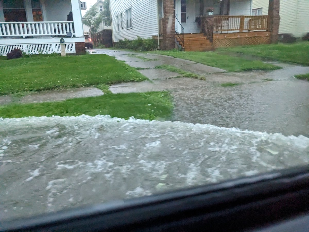 QuackSquish's tweet photo. @NWSCLE Yeah that was wild, there was visible rotation of low whispy clouds over Lakewood before the rain came down. https://t.co/iKsjk08sTF