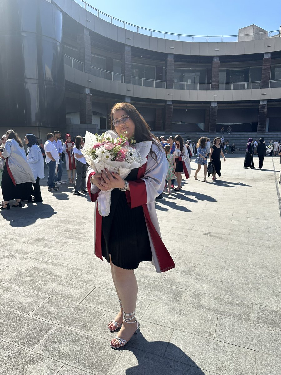 iremtekee's tweet photo. Arkadaşlarr ben İç Mimar olduuum🎓🎉👷‍♀️ https://t.co/dIk6S80Wc3