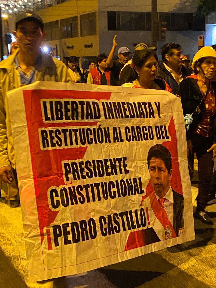 danipolitics's tweet photo. Yo no se uds, pero yo nunca me voy a olvidar que cierto segmento de los voceros más influyentes del país que se autodenominan de centro republicano democrático salieron a marchar, haciendose de la vista gorda que se movilizaban al costado de quienes piden la restitución de un golpista #TomadeLima