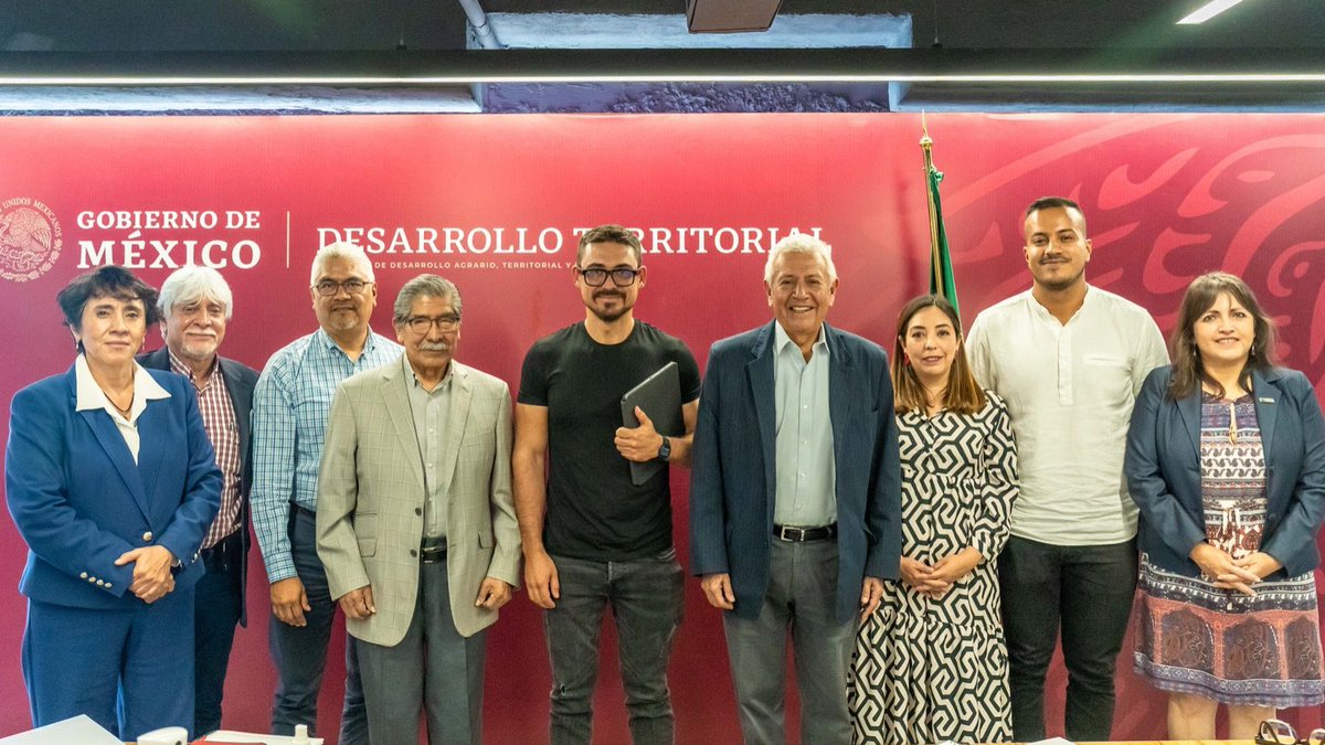 Hoy se firmaron los nuevos lineamientos del RRAJA, Programa que facilitará la regularización de las personas ejidatarias y comuneras en todo el país. Seguimos trabajando para transformar la propiedad social en México, convencidos de que la atención primero es a los pobres.