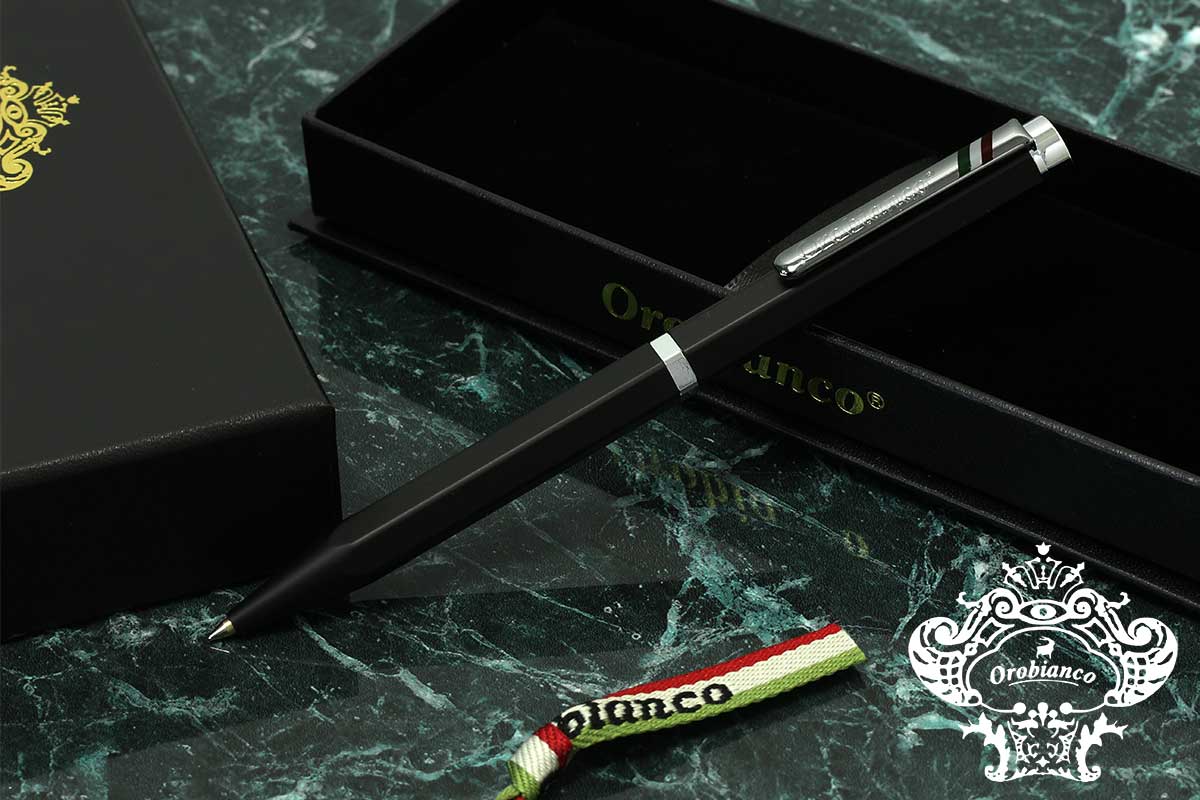 ipenstand's tweet photo. 【NEW】オロビアンコ　HEXA
六角形を意味する名前のボールペンです。
人間の指にフィットする六角形の構造は持ちやすく
疲れにくいお洒落なボールペンです。
https://t.co/9umNiz9lwP
#ボールペン #HEXA #ヘキサゴン #ヘキサ #オロビアンコ #筆記具 https://t.co/Vue1pmStSL